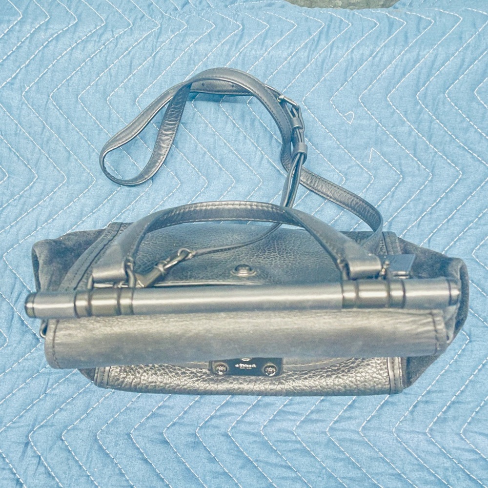 Coach Black Shoulder Bag Sleek Design